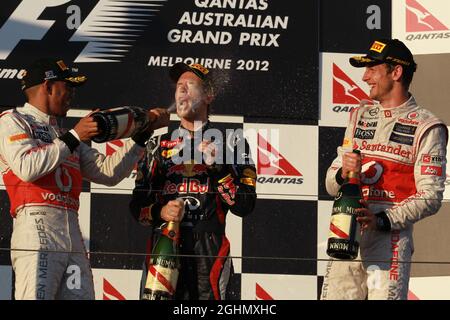 Lewis Hamilton (GBR), McLaren Mercedes avec Sebastian Vettel (GER), Red Bull Racing et Jenson Button (GBR), McLaren Mercedes 18.03.2012. Championnat du monde de Formule 1, Rd 1, Grand Prix d'Australie, Melbourne, Australie, Dimanche - ‚ Copyright: Batchelor / XPB Images Banque D'Images