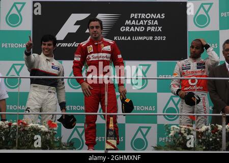 2ème place Sergio Perez (MEX), Sauber F1 Team et 1ère place Fernando Alonso (ESP), Scuderia Ferrari et 3ème place Lewis Hamilton (GBR), McLaren Mercedes 25.03.2012. Championnat du monde de Formule 1, Rd 2, Grand Prix de Malaisie, Sepang, Malaisie, Dimanche Podium Banque D'Images