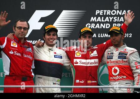 Stefano Domenicali (ITA), Scuderia Ferrari Directeur sportif, Sergio Perez (MEX), Sauber F1 Team, Fernando Alonso (ESP), Scuderia Ferrari et Lewis Hamilton (GBR), McLaren Mercedes 25.03.2012. Championnat du monde de Formule 1, Rd 2, Grand Prix de Malaisie, Sepang, Malaisie, Dimanche Podium Banque D'Images