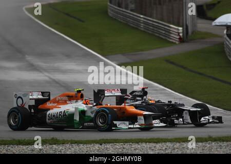 Nico Rosberg (GER), Mercedes AMG Petronas et Pastor Maldonado (VEN), Williams F1 Team 25.03.2012. Championnat du monde de Formule 1, Rd 2, Grand Prix de Malaisie, Sepang, Malaisie, Course du dimanche Banque D'Images