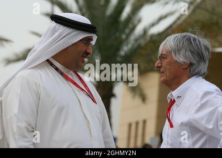 Muhammed Al Khalifa (BRN) Président du circuit de Bahreïn avec Bernie Ecclestone (GBR) - Championnat du monde de Formule 1, Rd 3, Grand Prix de Bahreïn, samedi Banque D'Images