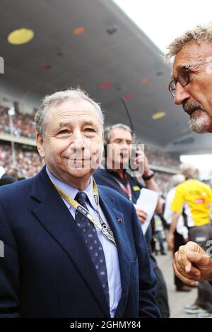 (De gauche à droite): Jean Todt (FRA) Président de la FIA sur la grille avec Eddie Jordan (IRE) BBC Television pundit. 15.04.2012. Championnat du monde de Formule 1, Rd 3, Grand Prix de Chine, Shanghai, Chine, Jour de la course Banque D'Images