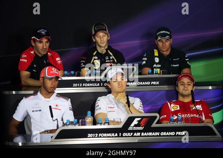 Conférence de presse de la FIA (de l'arrière-rang (de gauche à droite): Timo Glock (GER) Marussia F1 Team; Romain Grosjean (FRA) Lotus F1 Team; Heikki Kovalainen (fin) Caterham; Lewis Hamilton (GBR) McLaren; Nico Rosberg (GER) Mercedes Ferrari F1; Felipe Massa (AMG) BRA. 19.04.2012. Championnat du monde de Formule 1, Rd 4, Grand Prix de Bahreïn, Sakhir, Bahreïn, Journée de préparation Banque D'Images