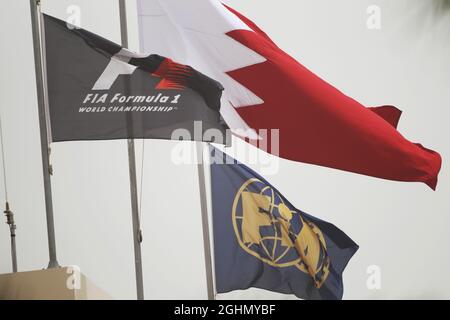 Drapeaux F1, FIA et Bahreïn. 21.04.2012. Championnat du monde de Formule 1, Rd 4, Grand Prix de Bahreïn, Sakhir, Bahreïn, Jour de qualification Banque D'Images