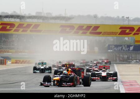 Sebastian Vettel (GER) Red Bull Racing RB8 mène au début de la course. Courses automobiles - Championnat du monde de Formule 1 - Grand Prix de Bahreïn - Journée de la course - Sakhir, Bahreïn Banque D'Images