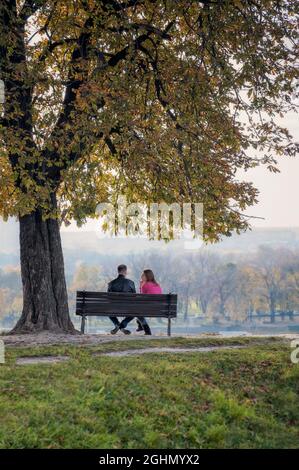 BELGRADE, SERBIE - 8 NOVEMBRE : siège de jeune couple romantique sur le banc dans la belle après-midi d'automne à Belgrade, Serbie, le 8 novembre 2014. Banque D'Images