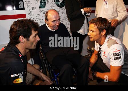 Frank Williams (GBR) Williams Team Owner (Centre) fête son 70e anniversaire avec Mark Webber (AUS) Red Bull Racing (à gauche) et Jenson Button (GBR) McLaren (à droite). 12.05.2012. Championnat du monde de Formule 1, Rd 5, Grand Prix d'Espagne, Barcelone, Espagne, Jour de qualification Banque D'Images