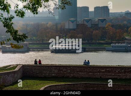 BELGRADE, SERBIE - 8 NOVEMBRE : jeunes couples romantiques assis sur le mur de la forteresse dans la belle après-midi d'automne à Belgrade, Serbie, le 8 novembre 2014 Banque D'Images