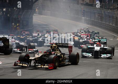 Kimi Raikkonen (fin) Lotus F1 E20 au début de la course comme Romain Grosjean (FRA) Lotus F1 E20 et Kamui Kobayashi (JPN) Sauber C31 crash. 27.05.2012. Championnat du monde de Formule 1, Rd 6, Grand Prix de Monaco, Monte Carlo, Monaco, Jour de la course Banque D'Images