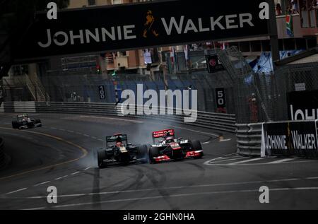 Heikki Kovalainen (fin), Caterham F1 Team et Jenson Button (GBR), McLaren Mercedes crash au virage 1 27.05.2012. Championnat du monde de Formule 1, Rd 6, Grand Prix de Monaco, Monte Carlo, Monaco, Dimanche Banque D'Images