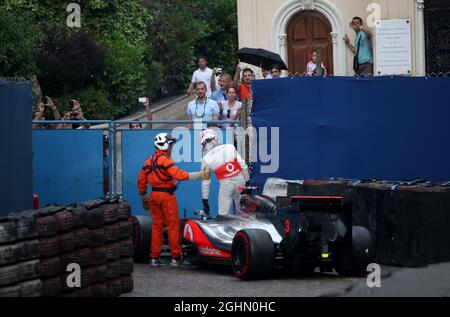Heikki Kovalainen (fin), Caterham F1 Team et Jenson Button (GBR), McLaren Mercedes crash au virage 1 27.05.2012. Championnat du monde de Formule 1, Rd 6, Grand Prix de Monaco, Monte Carlo, Monaco, Dimanche Banque D'Images