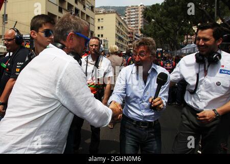 (De gauche à droite) : Roman Abramovich (RUS) avec Eddie Jordan (IRE) BBC Television pundit sur la grille. 27.05.2012. Championnat du monde de Formule 1, Rd 6, Grand Prix de Monaco, Monte Carlo, Monaco, Jour de la course Banque D'Images