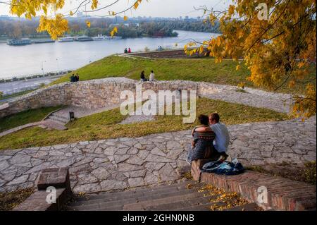 BELGRADE, SERBIE - 8 NOVEMBRE : jeunes couples romantiques assis sur le mur de la forteresse dans la belle après-midi d'automne à Belgrade, Serbie, le 8 novembre 2014 Banque D'Images