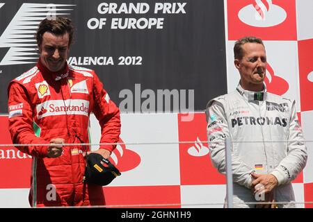 1ère place Fernando Alonso (ESP), Scuderia Ferrari avec 3ème place Michael Schumacher (GER), Mercedes AMG Petronas 24.06.2012. Championnat du monde de Formule 1, Rd 8, Grand Prix d'Europe, Valence, Espagne, Jour de la course Banque D'Images