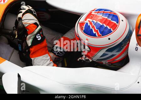 Paul di Resta (GBR) Sahara Force India VJM05 porte un casque pour Maria de Villota (ESP) Marussia F1 Team pilote d'essai. 07.07.2012. Championnat du monde de Formule 1, Rd 9, Grand Prix de Grande-Bretagne, Silverstone, Angleterre, Jour de qualification Banque D'Images