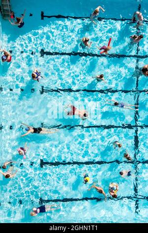 Les gens apprécient le temps chaud à la piscine d'Hathersage dans la vallée de l'espoir, Peak District, comme les températures devraient atteindre jusqu'à 30C dans certaines parties du Royaume-Uni mardi, car le pays bénéficie d'un début chaud à septembre. Date de la photo: Mardi 7 septembre 2021. Banque D'Images