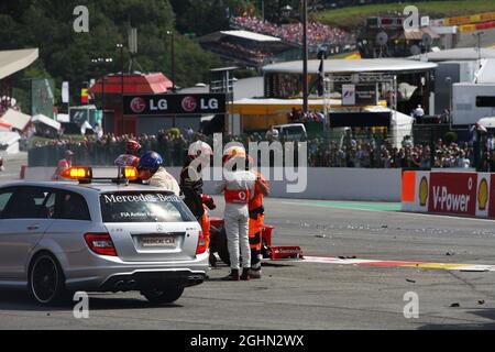 (De gauche à droite) : Romain Grosjean (FRA) Lotus F1 Team et Lewis Hamilton (GBR) McLaren parlent après avoir été impliqués dans un accident au début de la course. 02.09.2012. Formula 1 World Championship, Rd 12, Grand Prix de Belgique, Spa Francorchamps, Belgique, Jour de la course Banque D'Images