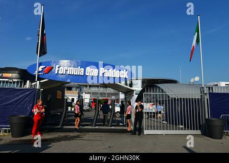 L'entrée du paddock de F1. 06.09.2012. Championnat du monde de Formule 1, Rd 13, Grand Prix d'Italie, Monza, Italie, Journée de préparation Banque D'Images