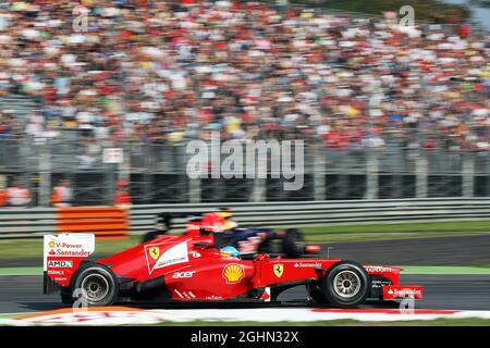 Fernando Alonso (ESP) Ferrari F2012 comme Sebastian Vettel (GER) Red Bull Racing RB8 s'étend au chicane. 07.09.2012. Championnat du monde de Formule 1, Rd 13, Grand Prix d'Italie, Monza, Italie, Journée d'entraînement Banque D'Images