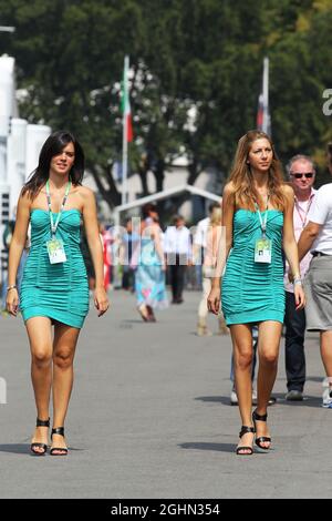 Les filles de sécurité de paddock. 08.09.2012. Championnat du monde de Formule 1, Rd 13, Grand Prix d'Italie, Monza, Italie, Jour de qualification Banque D'Images