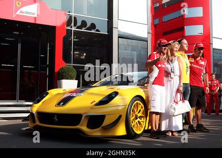 Benjamin Sloss Treynor (Etats-Unis) Vice-président du groupe de gestion de Google est présenté avec une Ferrari 512 qu'il a gagné dans une vente aux enchères pour recueillir des fonds pour les victimes du tremblement de terre italien par Luca di Montezemolo (ITA) Président Ferrari; Fernando Alonso (ESP) Ferrari; et Felipe Massa (BRA) Ferrari. 08.09.2012. Championnat du monde de Formule 1, Rd 13, Grand Prix d'Italie, Monza, Italie, Jour de qualification Banque D'Images