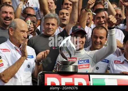 2e place Sergio Perez (MEX), l'écurie Sauber F1 célèbre avec l'écurie et Peter Sauber (SUI) Directeur de l'écurie Sauber 09.09.2012. Championnat du monde de Formule 1, Rd 13, Grand Prix d'Italie, Monza, Italie, Jour de la course Banque D'Images
