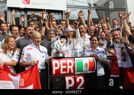 2e place Sergio Perez (MEX), l'écurie Sauber F1 célèbre avec l'écurie et Peter Sauber (SUI) Directeur de l'écurie Sauber 09.09.2012. Championnat du monde de Formule 1, Rd 13, Grand Prix d'Italie, Monza, Italie, Jour de la course Banque D'Images