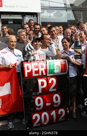 2e place Sergio Perez (MEX), l'écurie Sauber F1 célèbre avec l'écurie et Peter Sauber (SUI) Directeur de l'écurie Sauber 09.09.2012. Championnat du monde de Formule 1, Rd 13, Grand Prix d'Italie, Monza, Italie, Jour de la course Banque D'Images