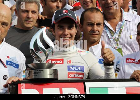 2e place Sergio Perez (MEX), l'écurie Sauber F1 célèbre avec l'écurie et Peter Sauber (SUI) Sauber Team Principal09/09/2012. Championnat du monde de Formule 1, Rd 13, Grand Prix d'Italie, Monza, Italie, Jour de la course Banque D'Images