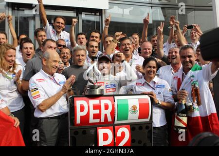 2e place Sergio Perez (MEX), l'écurie Sauber F1 célèbre avec l'écurie et Peter Sauber (SUI) Directeur de l'écurie Sauber 09.09.2012. Championnat du monde de Formule 1, Rd 13, Grand Prix d'Italie, Monza, Italie, Jour de la course Banque D'Images