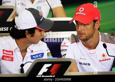 (De gauche à droite) : Sergio Perez (MEX) Sauber et Jenson Button (GBR) McLaren à la conférence de presse de la FIA. 04.10.2012. Championnat du monde de Formule 1, Rd 15, Grand Prix japonais, Suzuka, Japon, Journée de préparation. Banque D'Images