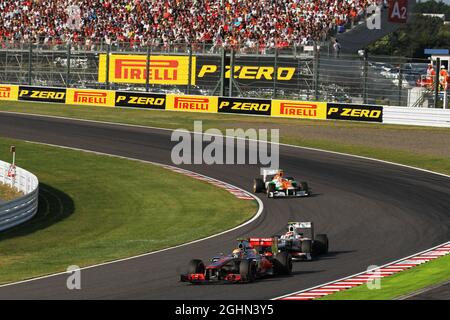 Lewis Hamilton (GBR) McLaren MP4/27 mène Sergio Perez (MEX) Sauber C31. 07.10.2012. Championnat du monde de Formule 1, Rd 15, Grand Prix japonais, Suzuka, Japon, Jour de la course. Banque D'Images