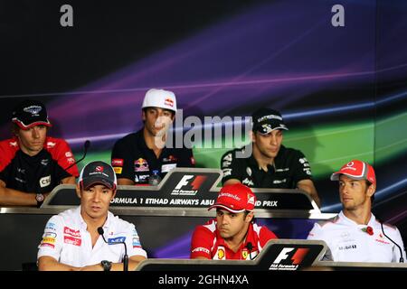 Conférence de presse de la FIA (de l'arrière-rang (de gauche à droite) : Charles pic (FRA) Marussia F1 Team; Daniel Ricciardo (AUS) Scuderia Toro Rosso; Vitaly Petrov (RUS) Caterham; Kamui Kobayashi (JPN) Sauber; Felipe Massa (BRA) Ferrari; Jenson Button (GBR) McLaren. 01.11.2012. Formula 1 World Championship, Rd 18, Grand Prix d'Abu Dhabi, circuit Yas Marina, Abu Dhabi, jour de préparation. Banque D'Images