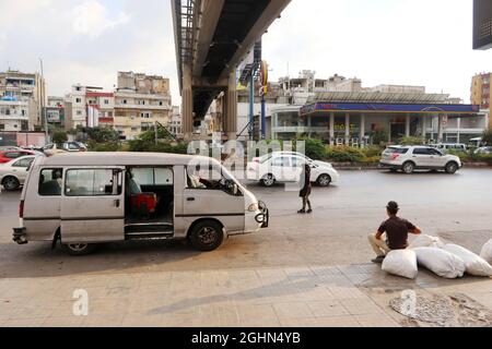 Un bus public attend les passagers par un pont routier, Beyrouth, Liban, 6 septembre 2021. Les chauffeurs de bus sont en révolte, parce que la pénurie de carburant rend impossible leur travail.(Elisa Gestri/Sipa USA) Banque D'Images