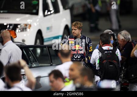 Sebastian Vettel (GER) Red Bull Racing retourne au parc ferme dans la FIA Medical car après s'être arrêté sur la piste à la fin des qualifications. 03.11.2012. Formula 1 World Championship, Rd 18, Grand Prix d'Abu Dhabi, circuit Yas Marina, Abu Dhabi, Journée de qualification. Banque D'Images