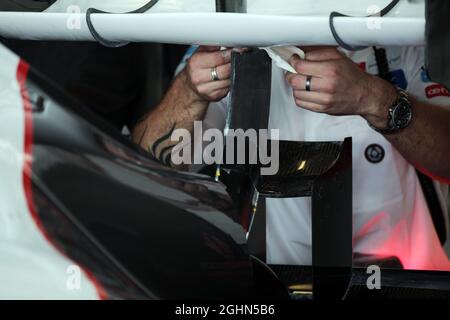 L'aile arrière Sauber C31 a été travaillée par un mécanicien. 06.11.2012. Test des jeunes pilotes de formule 1, 1er jour, circuit Yas Marina, Abu Dhabi, Émirats Arabes Unis. Banque D'Images