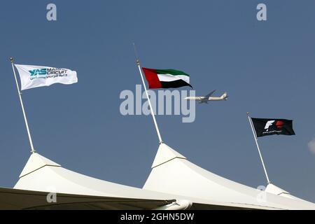 L'avion Etihad survole les drapeaux de la tribune. 07.11.2012. Test des jeunes pilotes de formule 1, 2e jour, circuit Yas Marina, Abu Dhabi, Émirats Arabes Unis. Banque D'Images