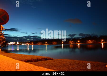 Lac Xuan Huong à Da Lat, Vietnam pendant l'heure de nuit avec ciel bleu et lumière de rue réfléchie sur la surface Banque D'Images