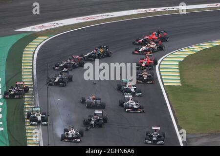 Sebastian Vettel (GER) Red Bull Racing RB8 survit à un accident avec Bruno Senna (BRA) Williams FW34 et Sergio Perez (MEX) Sauber C31 au début de la course. 25.11.2012. Championnat du monde de Formule 1, Rd 20, Grand Prix brésilien, Sao Paulo, Brésil, Jour de la course. Banque D'Images