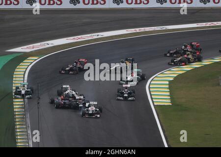 Sebastian Vettel (GER) Red Bull Racing RB8 survit à un accident avec Bruno Senna (BRA) Williams FW34 et Sergio Perez (MEX) Sauber C31 au début de la course. 25.11.2012. Championnat du monde de Formule 1, Rd 20, Grand Prix brésilien, Sao Paulo, Brésil, Jour de la course. Banque D'Images