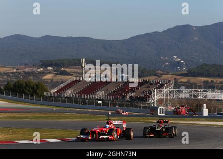 Fernando Alonso (ESP) Ferrari F138 mène Kimi Raikkonen (fin) Lotus F1 E21. 20.02.2013. Test de Formule 1, deuxième jour, Barcelone, Espagne. Banque D'Images