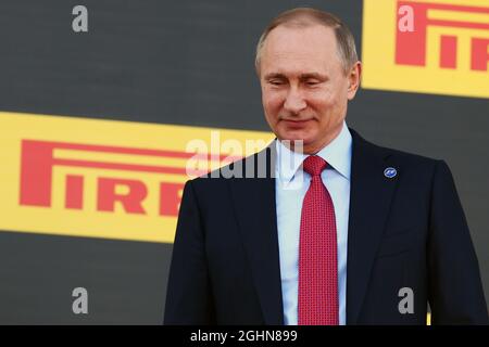 Vladimir Poutine (RUS) Président de la Fédération de Russie sur le podium. 01.05.2016. Championnat du monde de Formule 1, Rd 4, Grand Prix de Russie, Sotchi Autodrom, Sotchi, Russie, jour de la course. Le crédit photo doit être lu : images XPB/Press Association. Banque D'Images