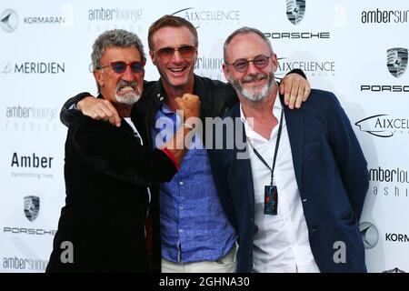 (De gauche à droite): Eddie Jordan (IRE) BBC Television pundit avec Eddie Irvine (GBR) et Liam Cunningham (IRE) acteur au salon Amber Fashion Show. 27.05.2016. Championnat du monde de Formule 1, Rd 6, Grand Prix de Monaco, Monte Carlo, Monaco, Vendredi. Le crédit photo doit être lu : images XPB/Press Association. Banque D'Images