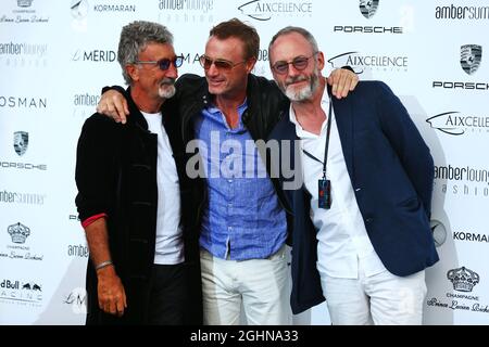 (De gauche à droite): Eddie Jordan (IRE) BBC Television pundit avec Eddie Irvine (GBR) et Liam Cunningham (IRE) acteur au salon Amber Fashion Show. 27.05.2016. Championnat du monde de Formule 1, Rd 6, Grand Prix de Monaco, Monte Carlo, Monaco, Vendredi. Le crédit photo doit être lu : images XPB/Press Association. Banque D'Images