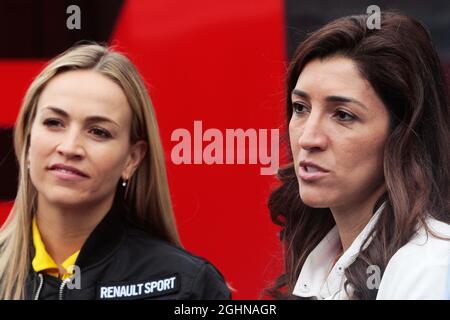 (De gauche à droite): Carmen Jorda (ESP) Renault Sport F1 Team pilote de développement avec Fabiana Flosi (BRA), épouse de Bernie Ecclestone (GBR). 29.05.2015. Championnat du monde de Formule 1, Rd 6, Grand Prix de Monaco, Monte Carlo, Monaco, Jour de la course. Le crédit photo doit être lu : images XPB/Press Association. Banque D'Images