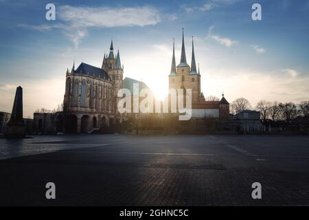 Vue sur la place Domplatz avec la cathédrale d'Erfurt et l'église Saint-Severus (Severikirche) au coucher du soleil - Erfurt, Thuringe, Allemagne Banque D'Images