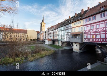 Pont des marchands (Krämerbrücke) et tour de l'église d'Agidienkirche - Erfurt, Thuringe, Allemagne Banque D'Images