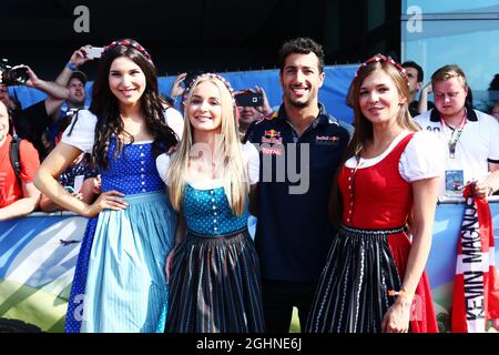 Daniel Ricciardo (AUS) Red Bull Racing avec Formula una Girls. 02.07.2016. Championnat du monde de Formule 1, Rd 9, Grand Prix d'Autriche, Spielberg, Autriche, Jour de qualification. Le crédit photo doit être lu : images XPB/Press Association. Banque D'Images