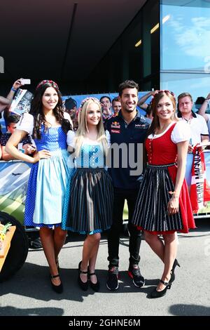 Daniel Ricciardo (AUS) Red Bull Racing avec Formula una Girls. 02.07.2016. Championnat du monde de Formule 1, Rd 9, Grand Prix d'Autriche, Spielberg, Autriche, Jour de qualification. Le crédit photo doit être lu : images XPB/Press Association. Banque D'Images