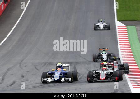 Felipe Nasr (BRA) Sauber C35 et Esteban Gutierrez (MEX) l'écurie Haas F1 Team VF-16 se battent pour la position. 03.07.2016. Championnat du monde de Formule 1, Rd 9, Grand Prix d'Autriche, Spielberg, Autriche, Jour de la course. Le crédit photo doit être lu : images XPB/Press Association. Banque D'Images